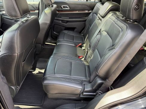 Used 2018 Ford Explorer Platinum image 12