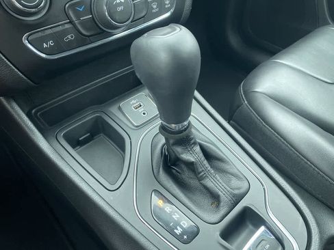 Used 2021 Jeep Cherokee Latitude Plus w/ Sun & Sound Group FWD image 19