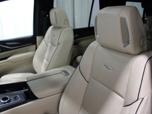 Used 2021 Cadillac Escalade Premium Luxury w/ Driver Assist Tech Package AWD/4WD image 4