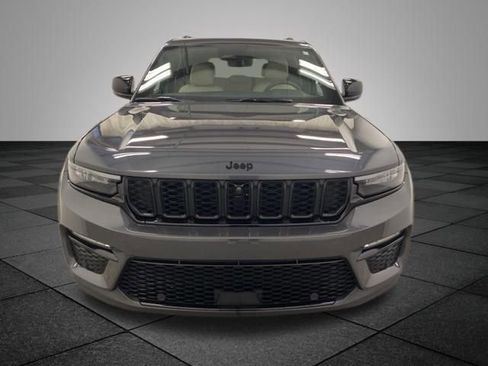 Used 2025 Jeep Grand Cherokee Limited w/ Luxury Tech Group II AWD/4WD image 2