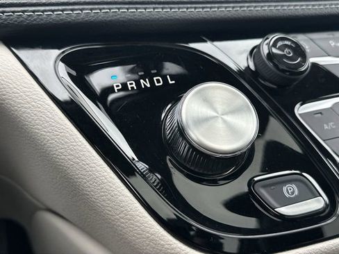 Used 2024 Chrysler Pacifica Limited image 16