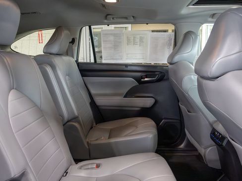 Used 2020 Toyota Highlander XLE AWD/4WD image 13