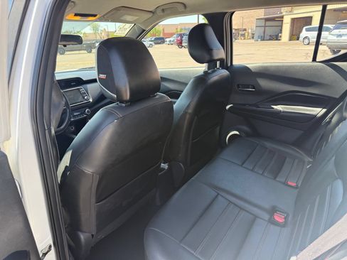 Used 2018 Nissan Kicks SR w/ Premium Package FWD image 11