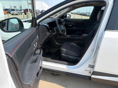 Used 2025 Nissan Kicks SR w/ SR Premium Package FWD image 17