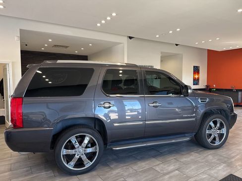 Used 2011 Cadillac Escalade Luxury image 16
