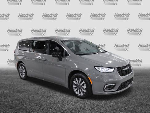 Used 2025 Chrysler Pacifica Select image 2