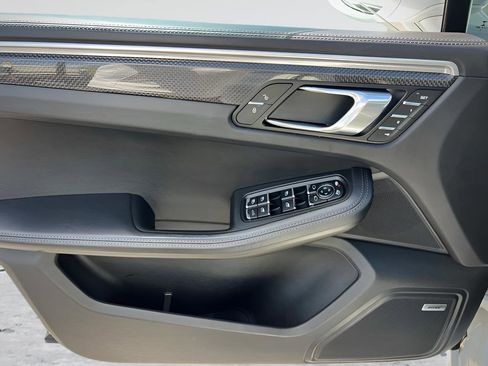Used 2017 Porsche Macan Turbo image 42