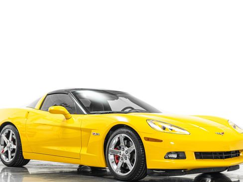 Used 2005 Chevrolet Corvette Coupe w/ Preferred Equipment Group RWD image 29