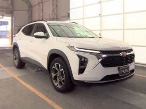 Used 2025 Chevrolet Trax LT w/ LT Convenience Package FWD image 3