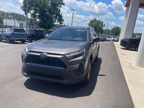 Used 2022 Toyota RAV4 XLE w/ Convenience Package FWD image 17