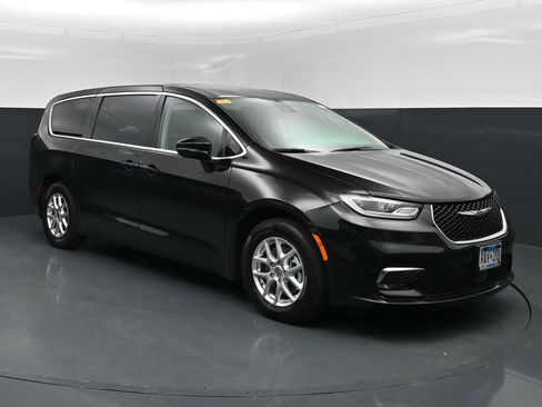 Used 2024 Chrysler Pacifica Touring-L FWD image 4