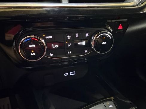 Used 2025 Chevrolet Trax RS w/ Sunroof Package FWD image 59