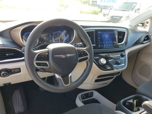 Used 2017 Chrysler Pacifica Touring Plus w/ Tire & Wheel Group FWD image 14
