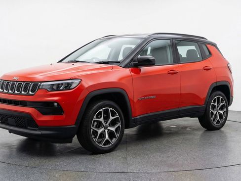 Used 2025 Jeep Compass Limited AWD/4WD image 3