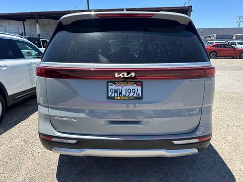 Used 2024 Kia Carnival EX FWD image 6
