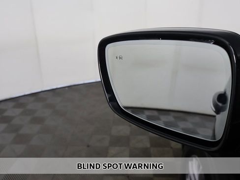 Used 2023 Buick Enclave Essence AWD/4WD image 5