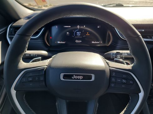 Used 2023 Jeep Grand Cherokee L Laredo image 33