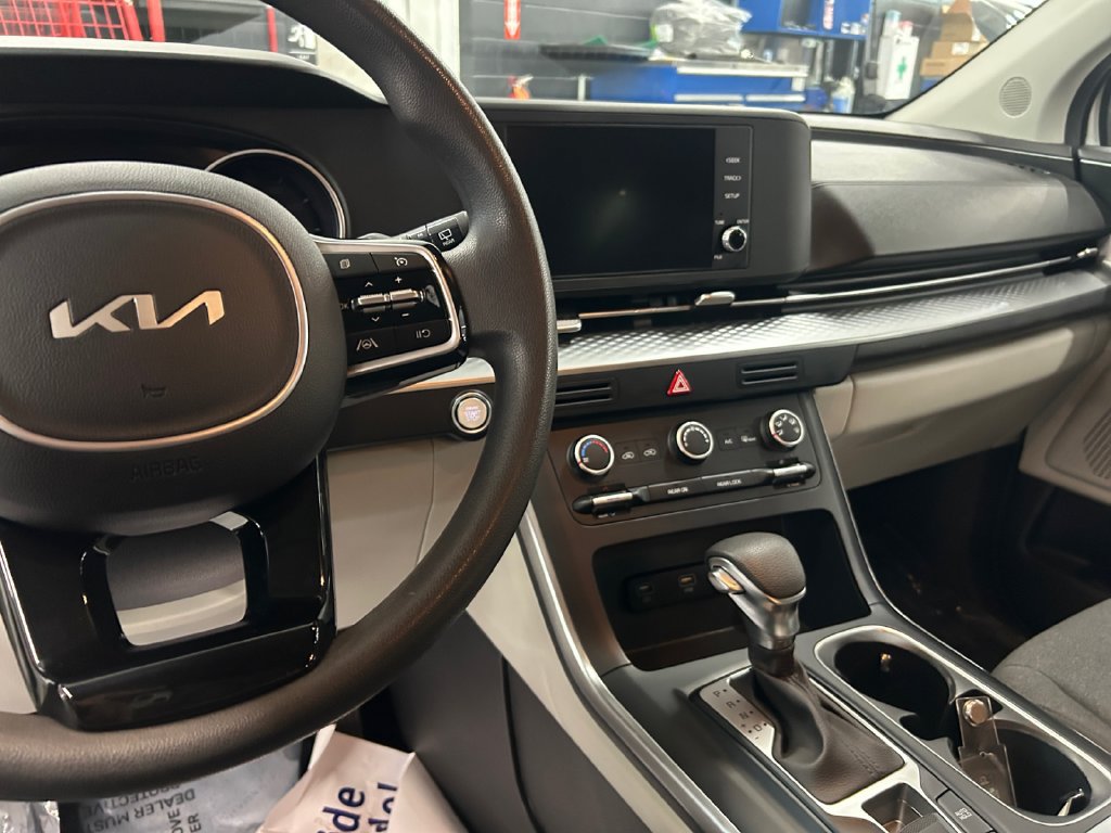 Used 2022 Kia Carnival LX FWD image 11