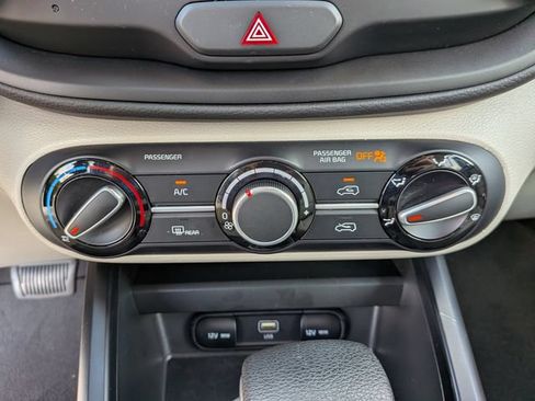 Certified 2025 Kia Soul LX w/ LX Technology Package FWD image 22