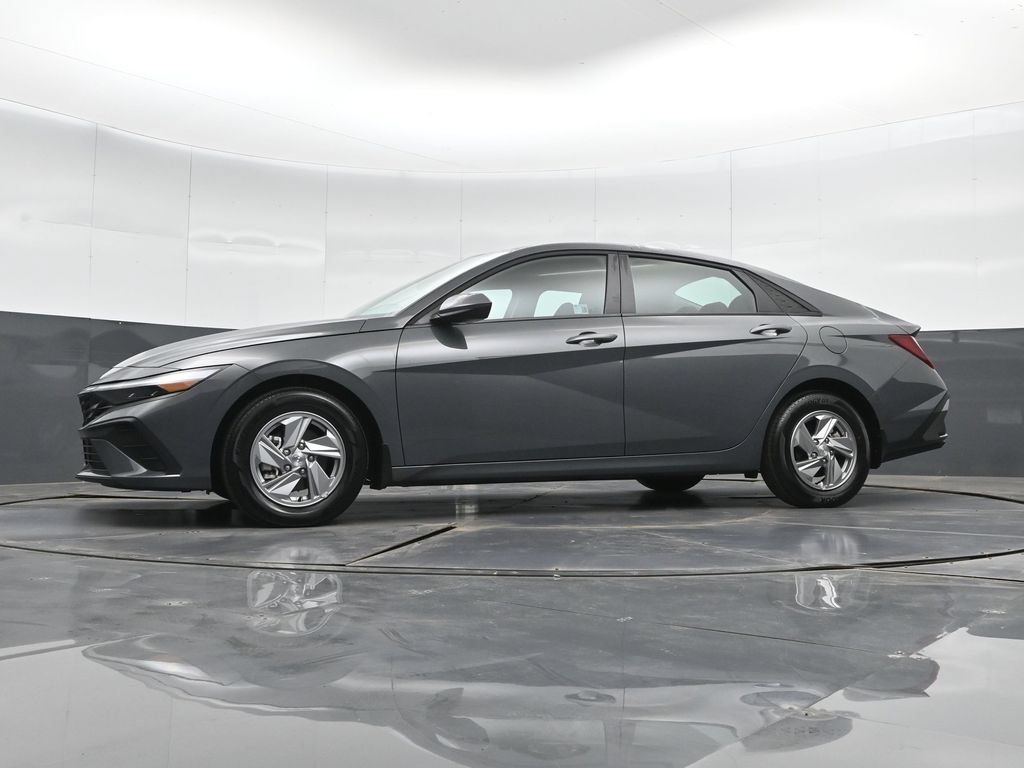 Used 2025 Hyundai Elantra SE FWD image 39