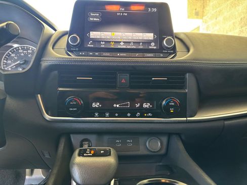 Used 2025 Nissan Rogue SV FWD image 17