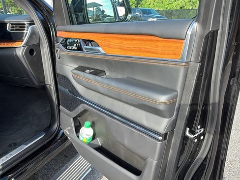 Used 2024 Jeep Grand Wagoneer Series III w/ Rear Seat Video Group 1 AWD/4WD image 19