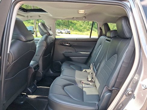 Used 2022 Toyota Highlander XLE image 12