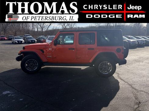 Used 2018 Jeep Wrangler Unlimited Sahara w/ Cold Weather Group AWD/4WD image 4