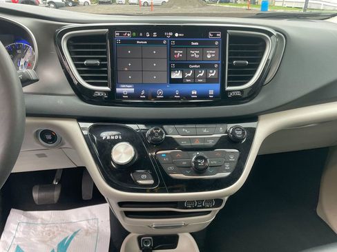 Used 2024 Chrysler Pacifica Touring-L FWD image 20