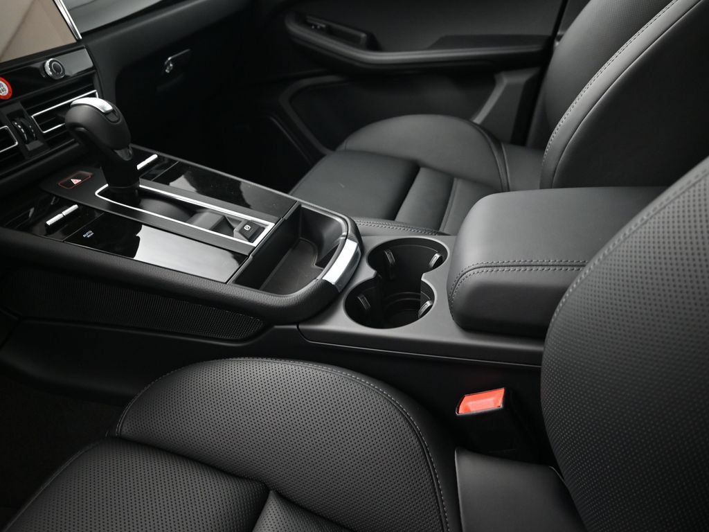 Certified 2026 Porsche Macan AWD/4WD image 22