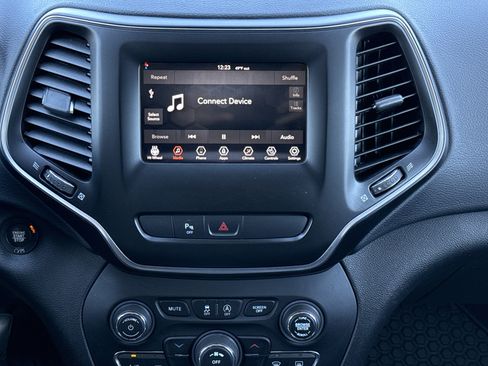 Used 2019 Jeep Cherokee Latitude Plus w/ Cold Weather Group image 27