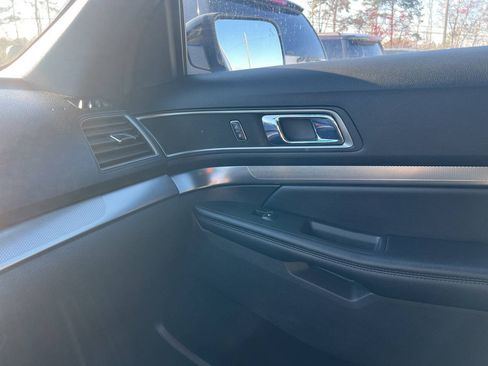 Used 2018 Ford Explorer XLT w/ Equipment Group 202A AWD/4WD image 43
