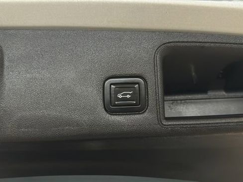 Used 2022 GMC Terrain SLE w/ Driver Convenience Package image 29