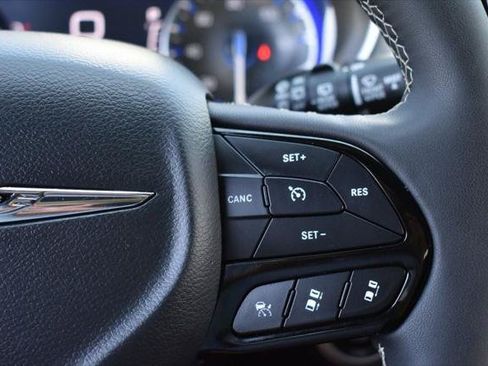 Certified 2025 Chrysler Pacifica Limited FWD image 15
