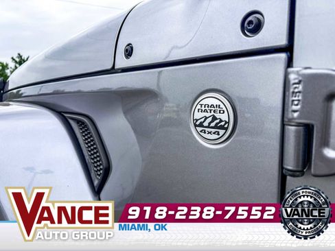 Used 2020 Jeep Gladiator Overland w/ Trailer Tow Package AWD/4WD image 11