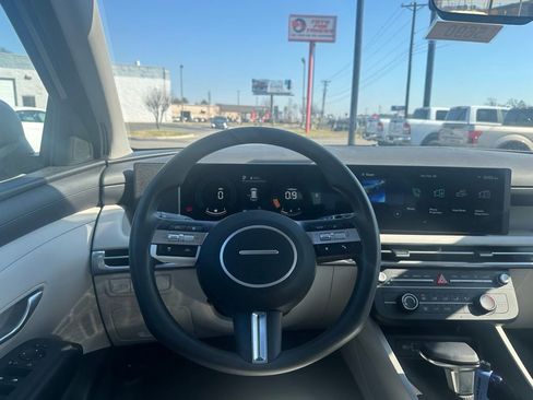 Used 2025 Hyundai Tucson SE image 10