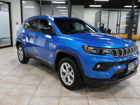 Used 2024 Jeep Compass Latitude AWD/4WD image 7