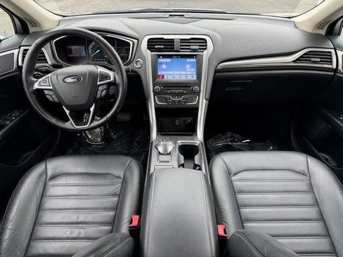 Used 2017 Ford Fusion SE w/ Fusion SE Technology Package FWD image 7
