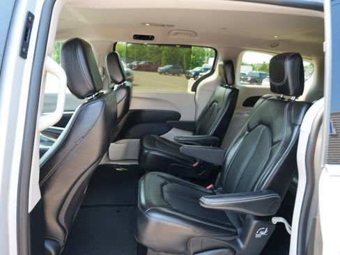 Used 2024 Chrysler Pacifica Touring-L FWD image 21