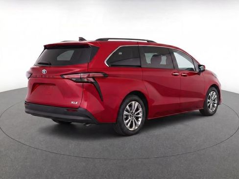 New 2026 Toyota Sienna XLE FWD image 4
