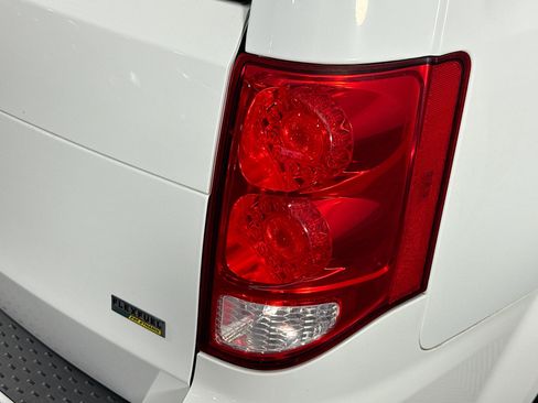 Used 2017 Dodge Grand Caravan SE FWD image 30