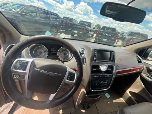 Used 2016 Chrysler Town & Country Touring w/ Driver Convenience Group FWD image 9