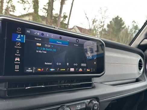 Used 2025 Jeep Wrangler Sahara image 20