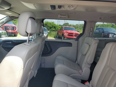 Used 2013 Chrysler Town & Country Touring-L w/ Premium Group FWD image 8