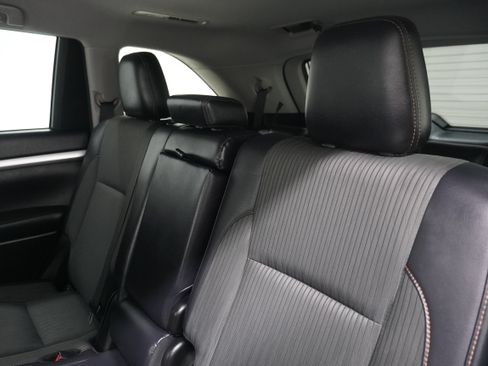 Used 2018 Toyota Highlander Plus FWD image 13