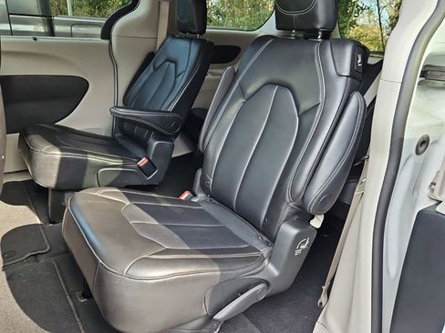 Used 2024 Chrysler Pacifica Touring-L image 7