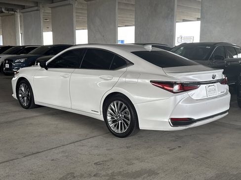 Used 2019 Lexus ES 300h Ultra Luxury w/ Accessory Package 2 image 2