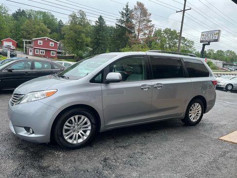 Used 2017 Toyota Sienna XLE w/ XLE Navigation Package FWD image 10