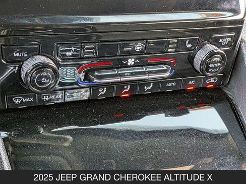 Used 2025 Jeep Grand Cherokee Altitude AWD/4WD image 23