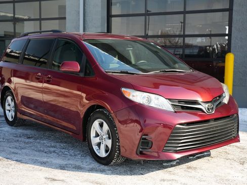 Used 2018 Toyota Sienna LE image 2